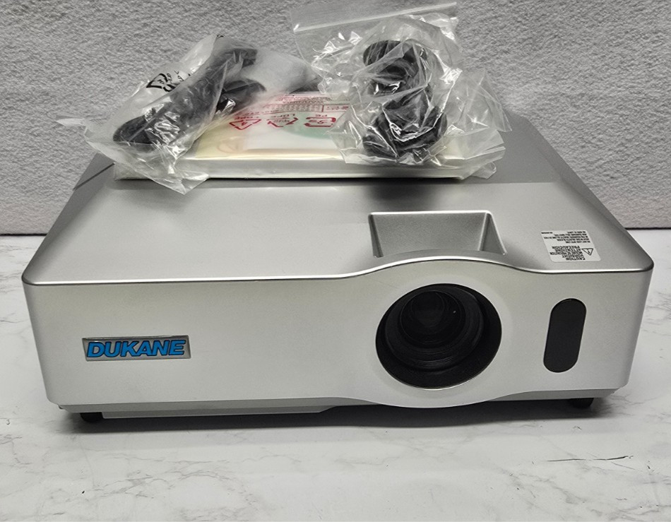 HITACHI CP-X205 projector