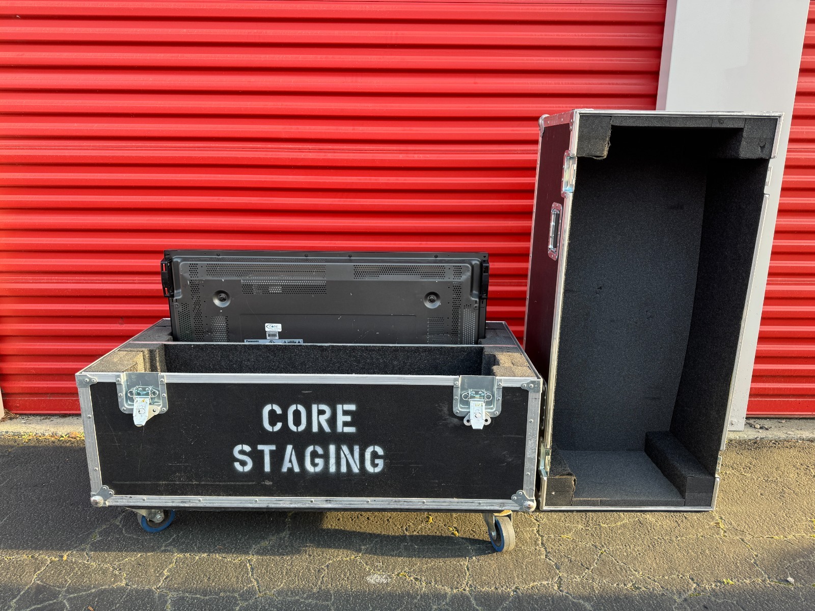 Professional Clamshell Rolling A/V ROAD CASE ONLY for 42"+ Display Monitors