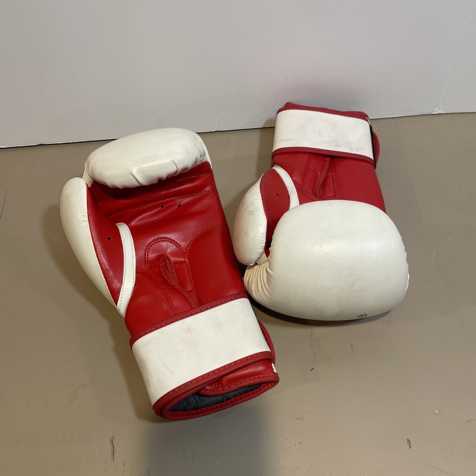 9Round men’s large boxing/sparring gloves white/red