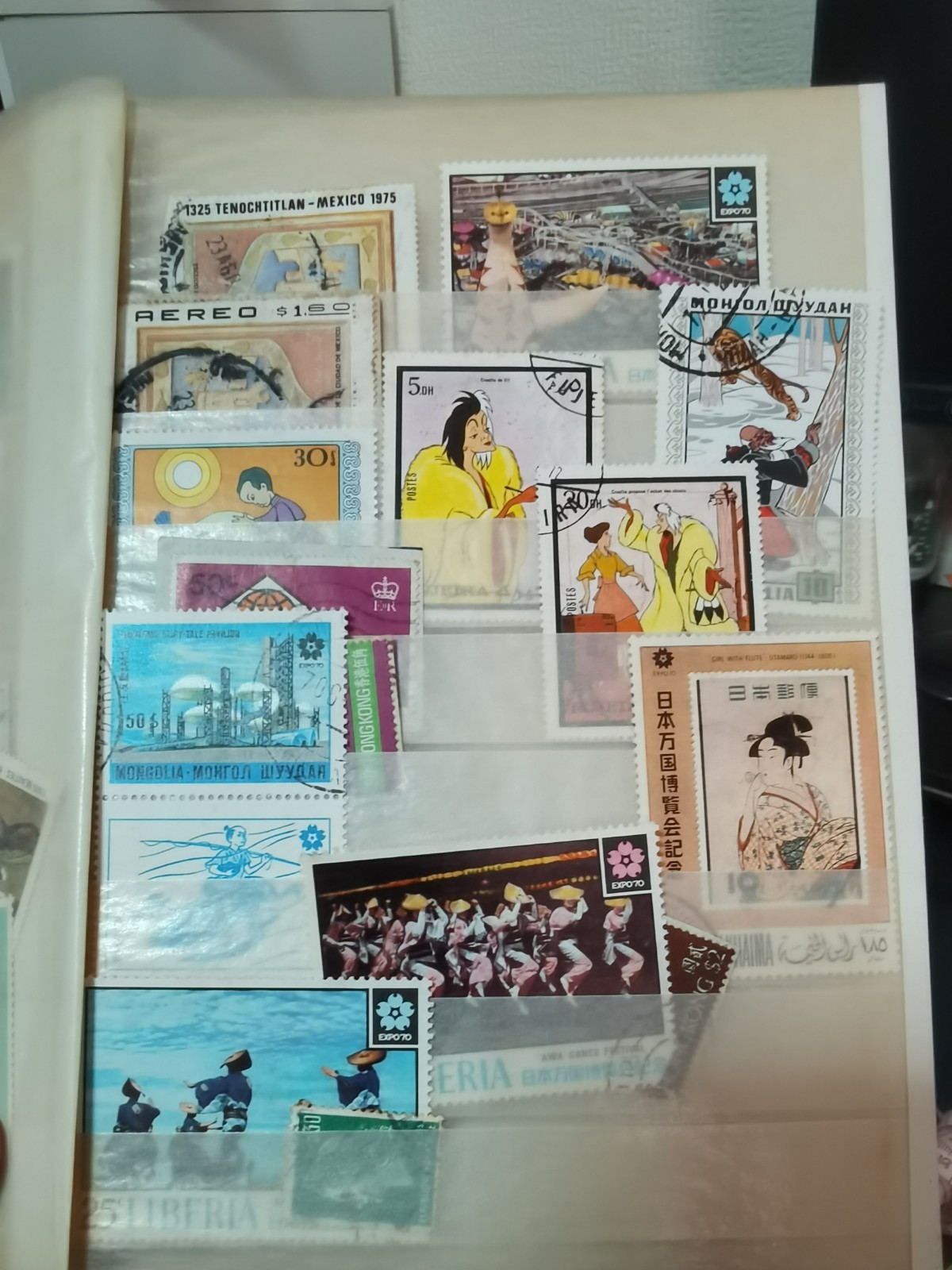 Stamp Collection Stockbook +100 Stamps