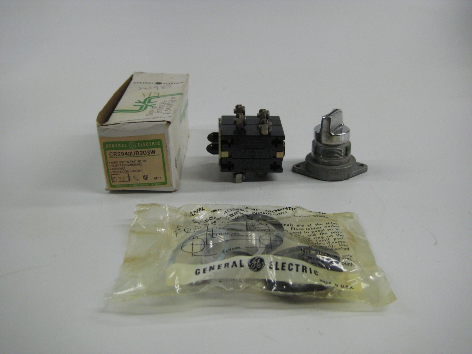 GENERAL ELCTRIC CR294OUB203W SELECTOR SWITCH NSMP
