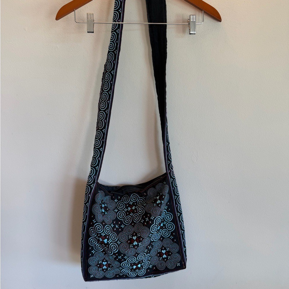 Elegant Black and Gray Patterned Shoulder Bag