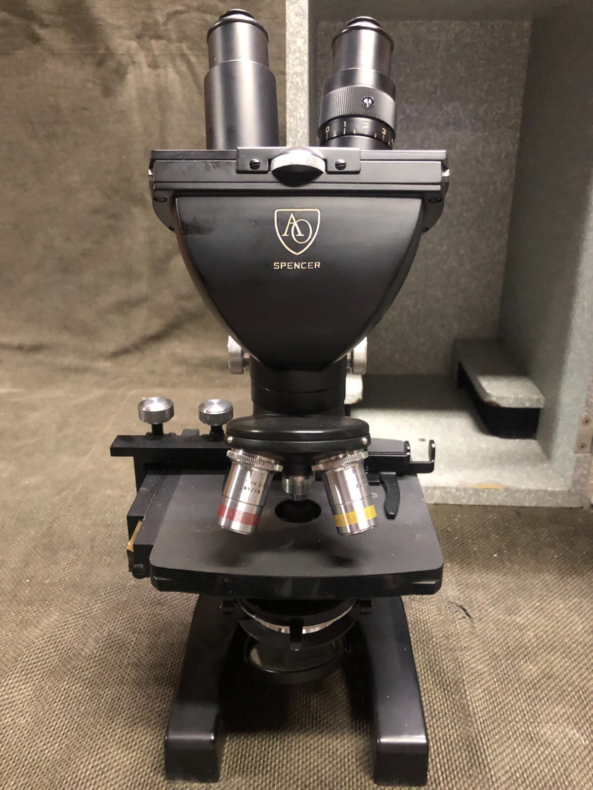 American Optical AO Stereo Microscope 3 Objectives B-35-83 w/Case   NICE!!
