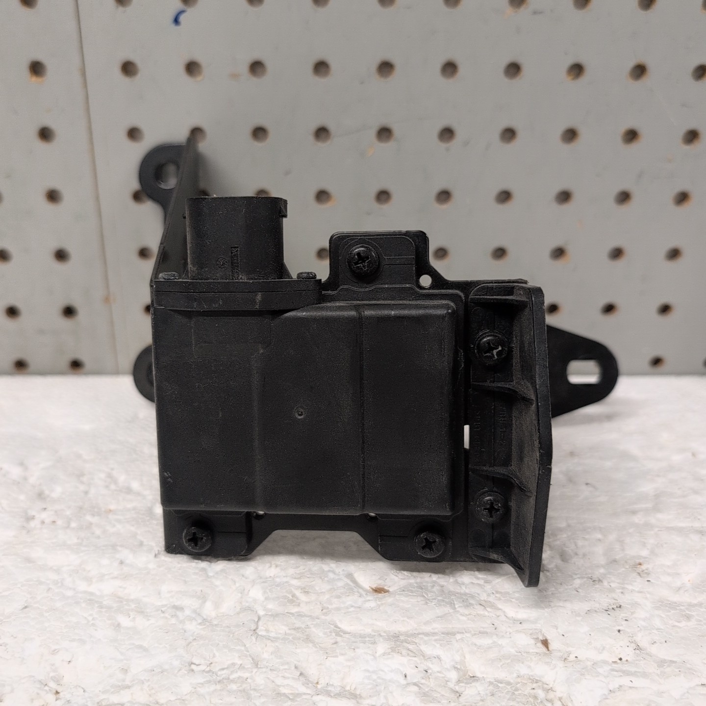 2021 - 2023 HYUNDAI ELANTRA REAR LEFT BLIND SPOT RADAR SENSOR 99140AA020 (1313)