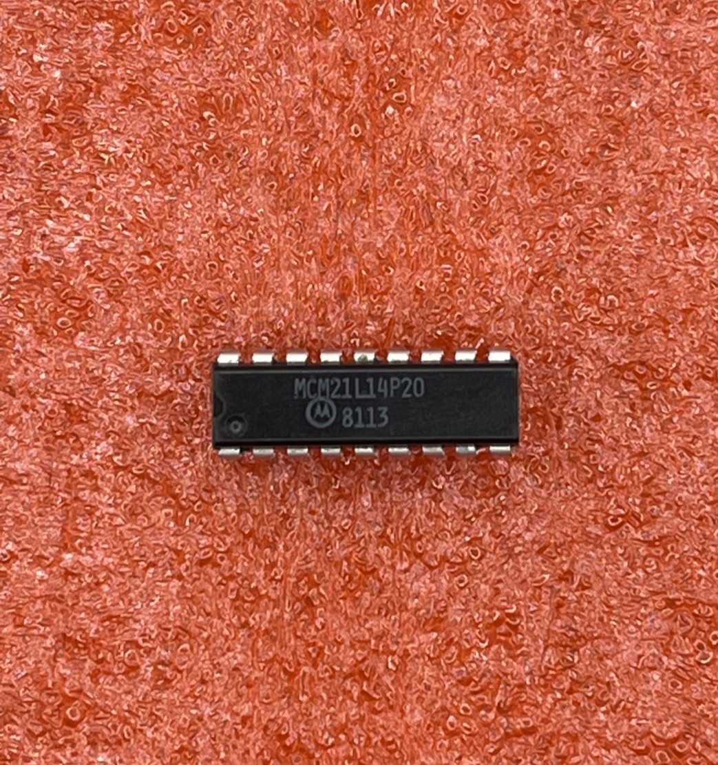 MCM21L14P20 MOTOROLA Standard SRAM, 1K x 4-BIT , 200ns, MOS, PDIP18 - NOS