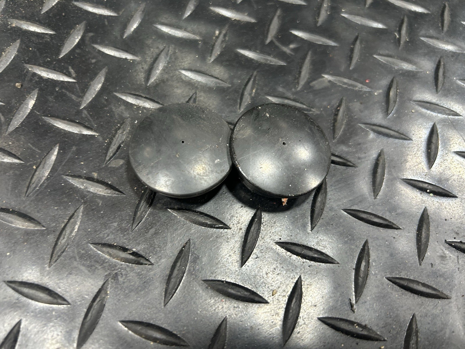 Yamaha FZS 600 Fazer Swing Arm Pivot Frame Caps X2 Cap FZS600 1998-03 5DM