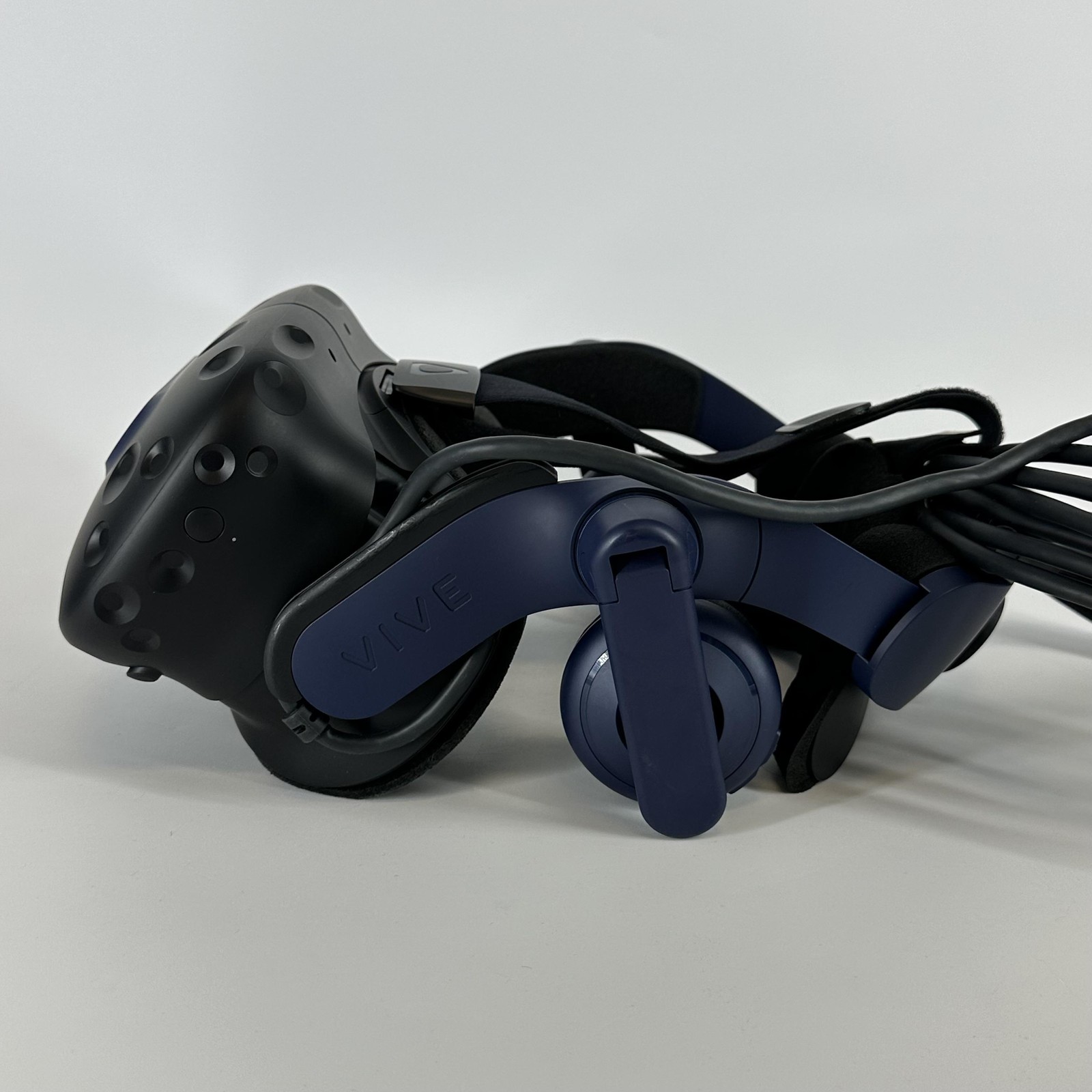 HTC Vive Pro 2 VR Headset w/ Controllers/Link Box/USB Cable- Good w/ LCD Damaged