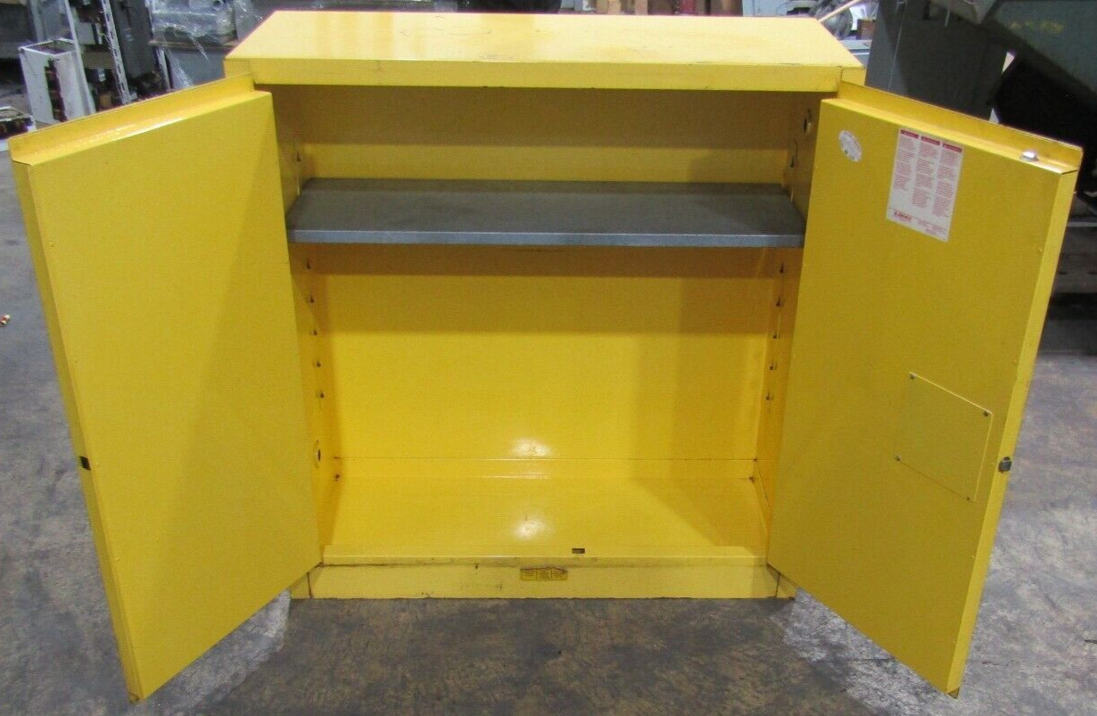😏 JUSTRITE 30 GAL. CAPACITY FLAMMABLE LIQUID STORAGE CABINET 893000