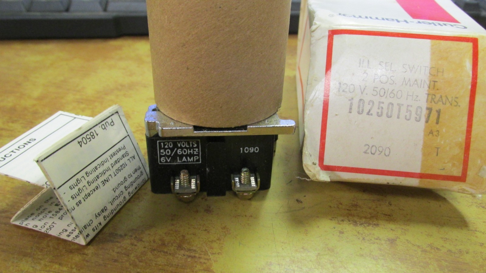 NEW EATON/CUTLER-HAMMER 10250T5971 ILLUMINATED 2 POSITION SELECTOR SWITCH, XT-40