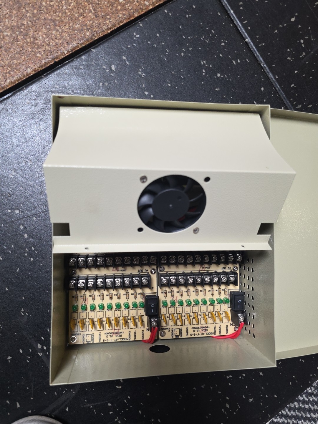 18 CH CCTV Power Supply Box DC 12V 20A FOR PARTS - MALFUNCTIONING