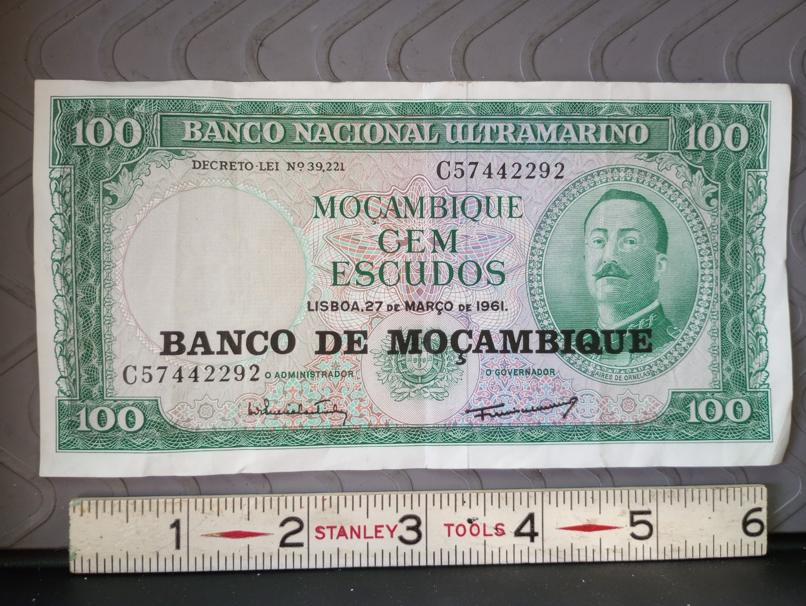 1961 MOZAMBIQUE BANKNOTE 100 ESCUDOS. Circulated