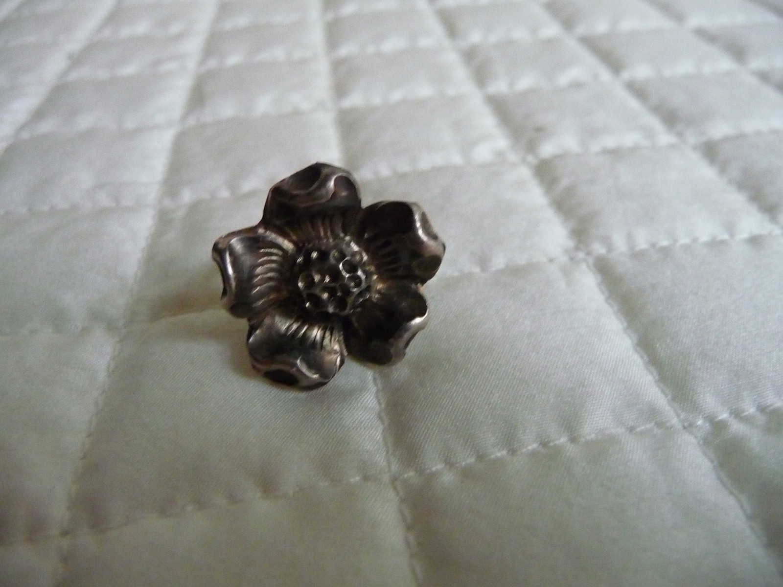 Handcrafted silver vintage ring size 4 3/4 shaped like a flower unbranded inside