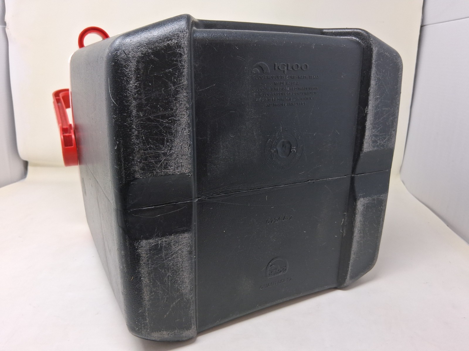 Igloo Quantum 12 cooler 18 Pack capacity Lockable USA. 12 Quart Red White Black