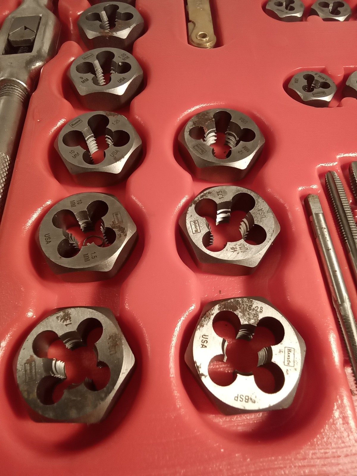 Irwin Hanson 26376 76 Pc. Machine Screw And Sae/Metric Tap And Hex Die Set