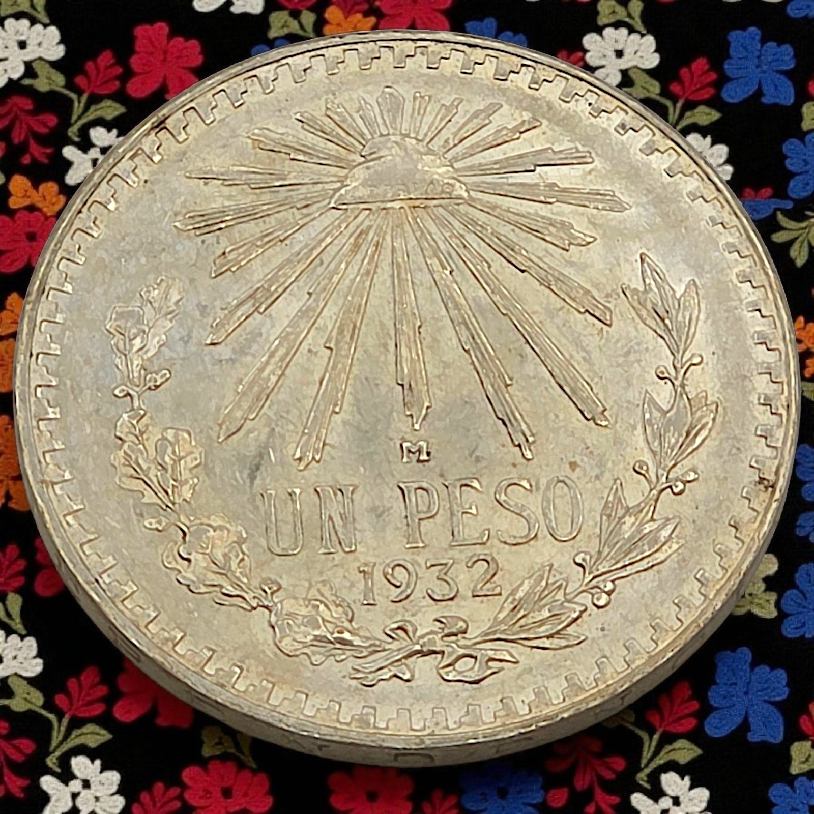 1932 Mexico - 1 Peso Un Peso Silver Coin - Cap & Rays - .720 Fine - Unit P