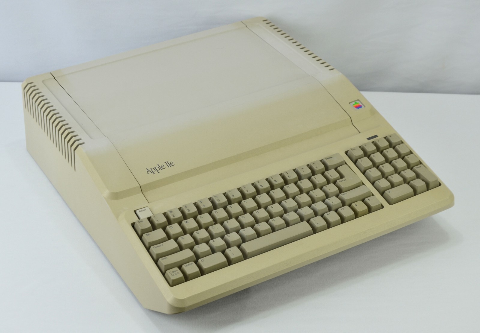 Vintage Apple IIe Platinum 128k Computer System (Works, Recapped)