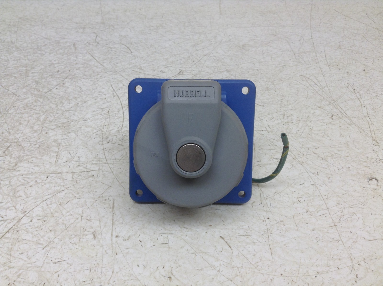 Hubbell 316R6W Watertight Receptacle 16 Amp 6 h 220 VAC 2p G New Read (OK)