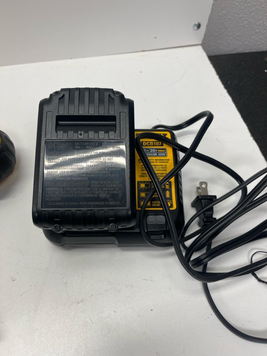 DEWALT COMBO 2BATT/2DRILLS/1CHRG (P08035318)