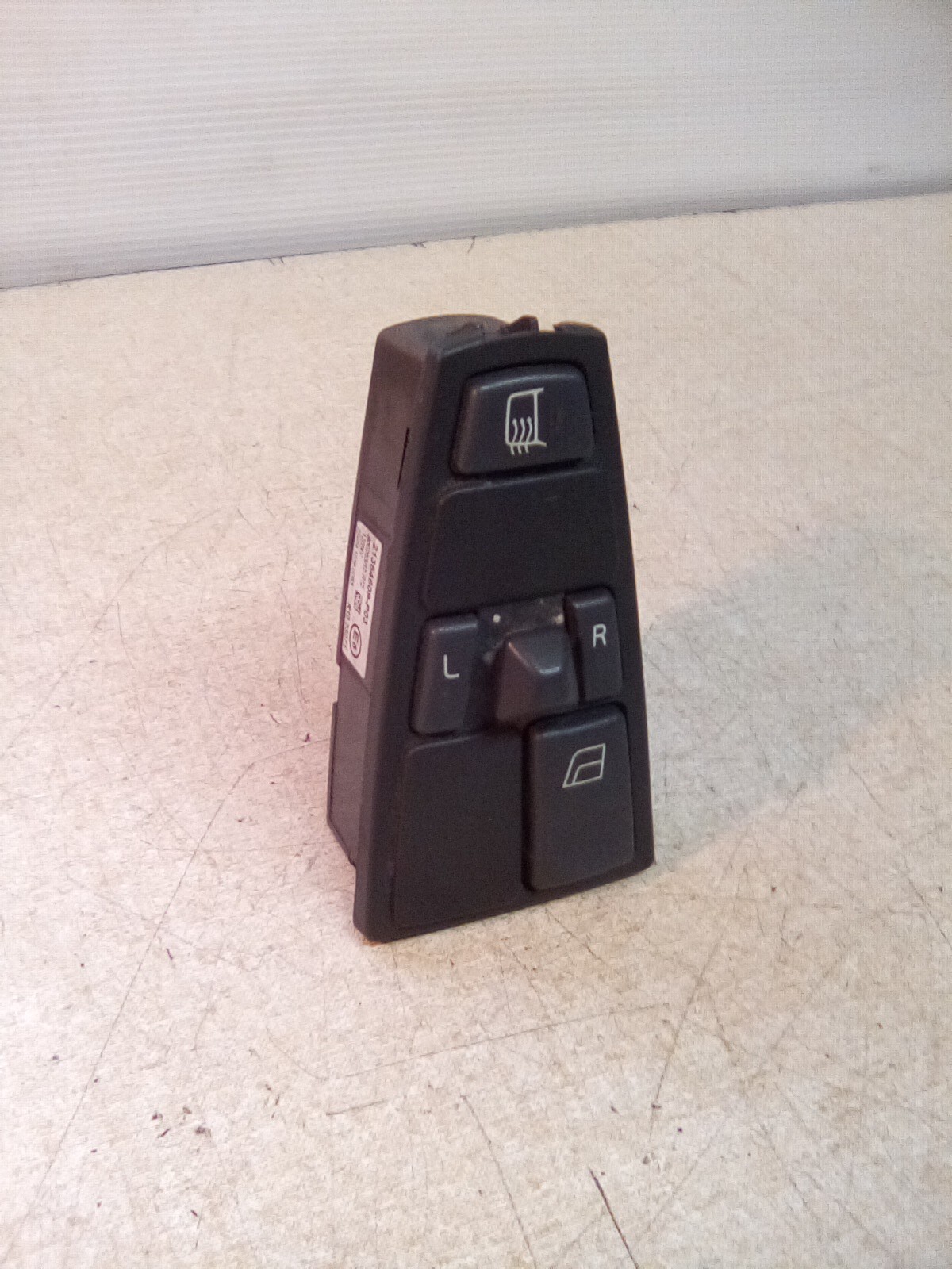 Volvo VNL 21354609-P03 Door Switch