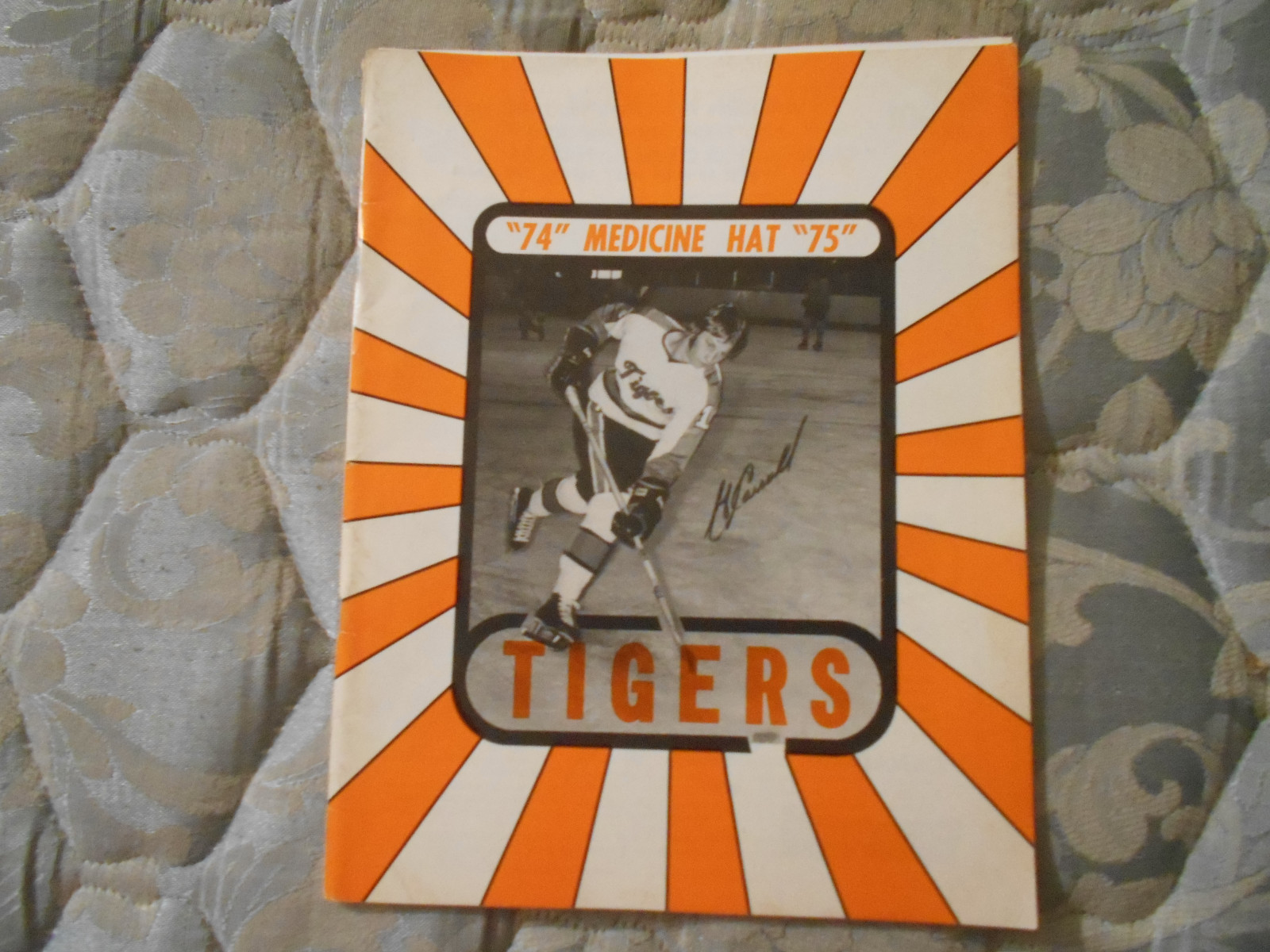 1974-75 MEDICINE HAT TIGERS vs VICTORIA COUGARS PROGRAM Hockey 1975 WCHL AD