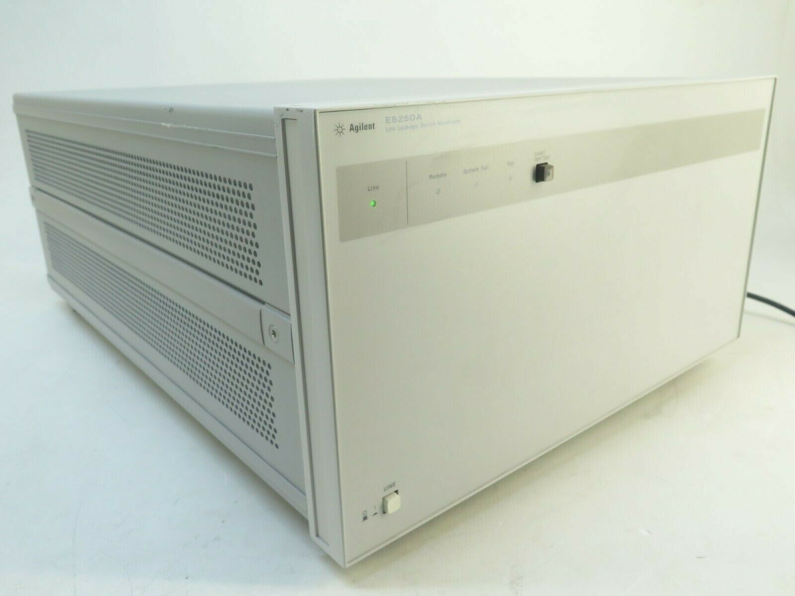 Agilent E5250A Low Leakage Switch Mainframe /w 4 x E5255A Multiplex