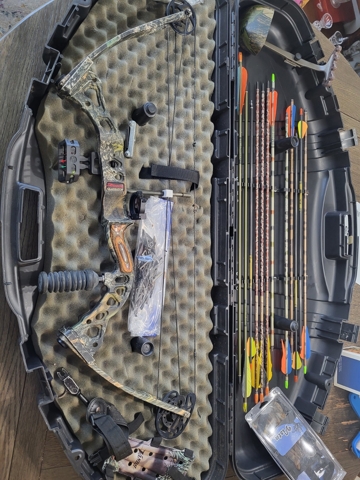 Diamond Archery Pro Compound Bow - With Case, Arrows, Tips, Everything +50-80 Dr