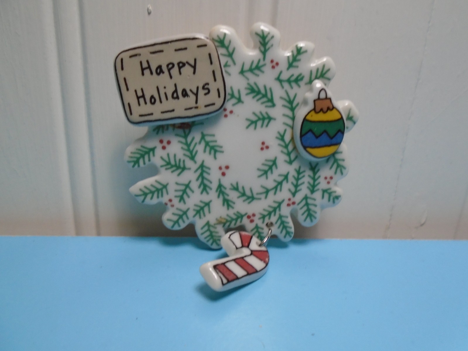 HANDMADE CERAMIC HAPPY HOLIDAY WREATH 3.5" LAPEL PIN BROACH UNBRANDED (CB5035)