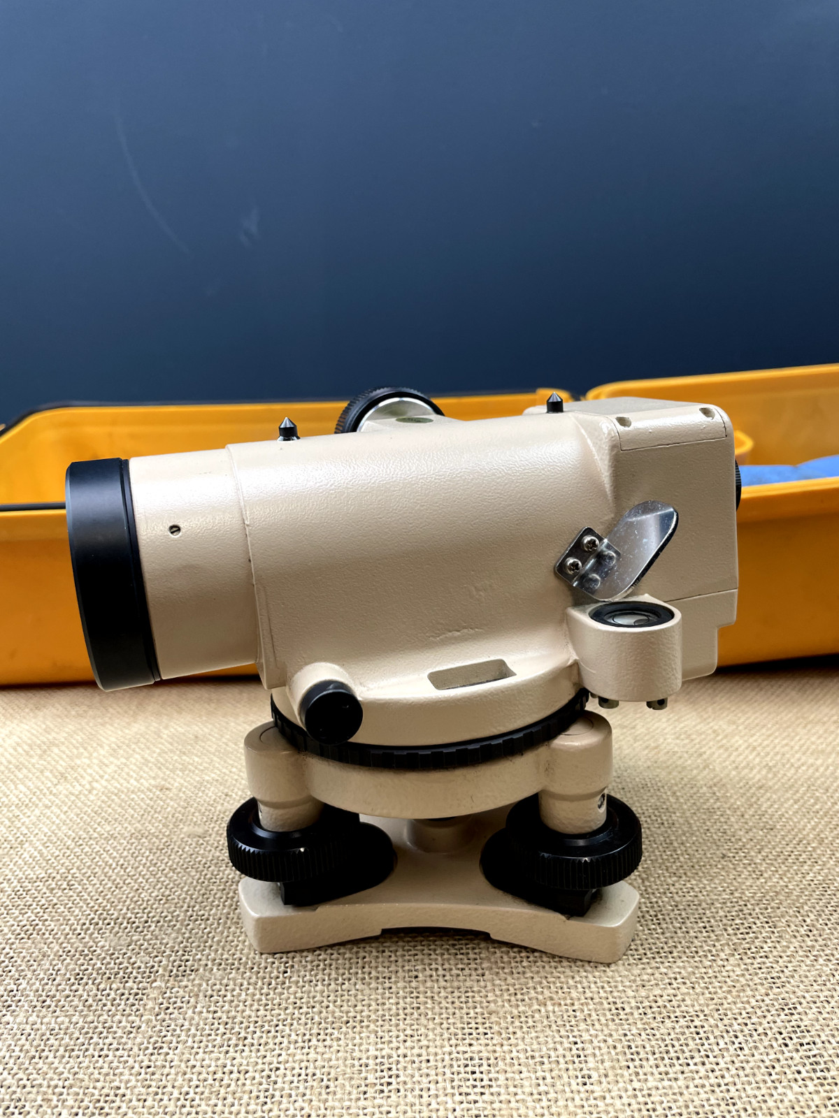 ENGINEERING SURVEYOR TRIPOD AND PROFESSIONAL FUJI - KOH FA22 LEVEL
