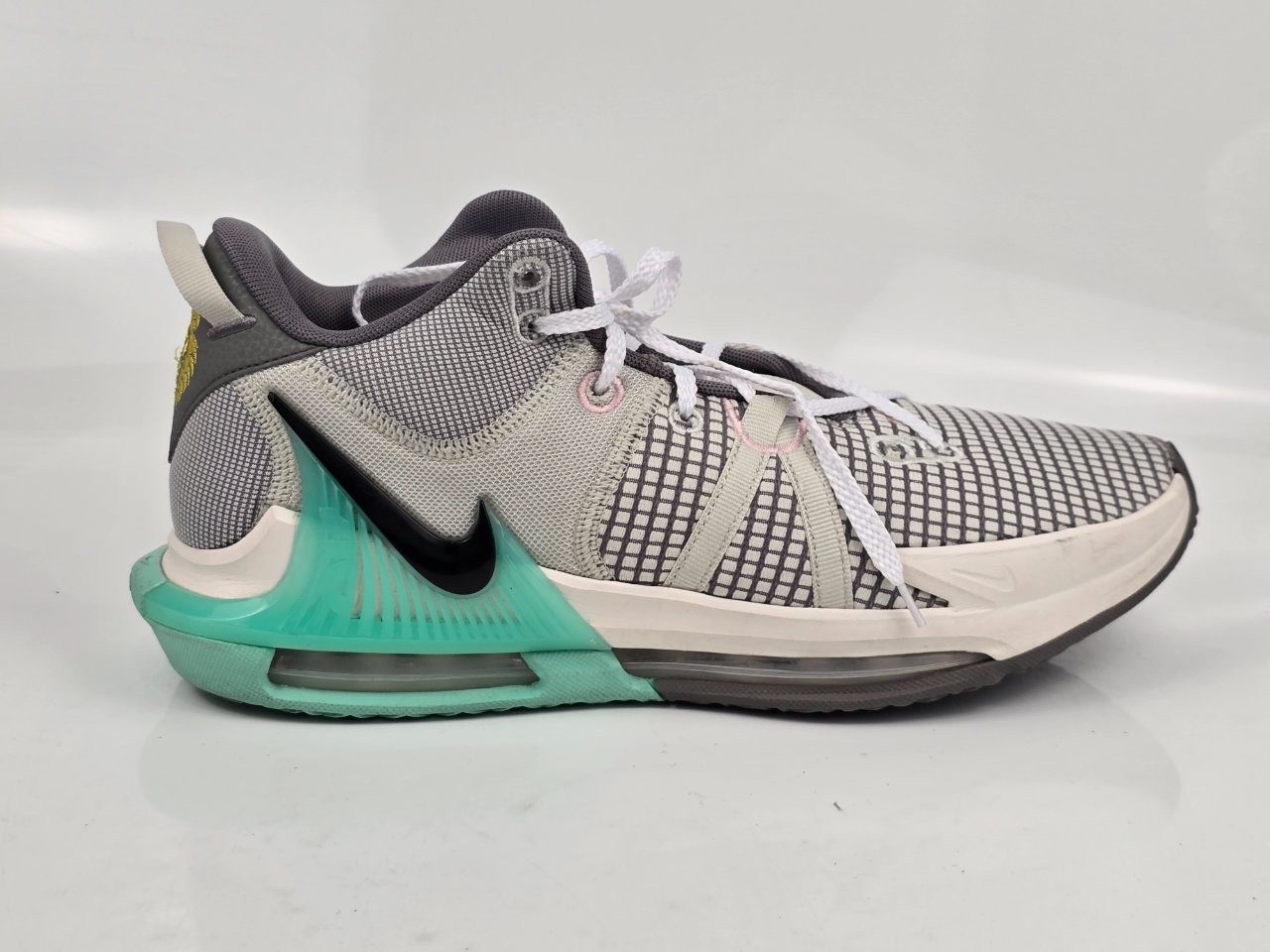 Nike LeBron Witness 7 Light Bone Flat Pewter Black Basketball Shoes Men’s 11