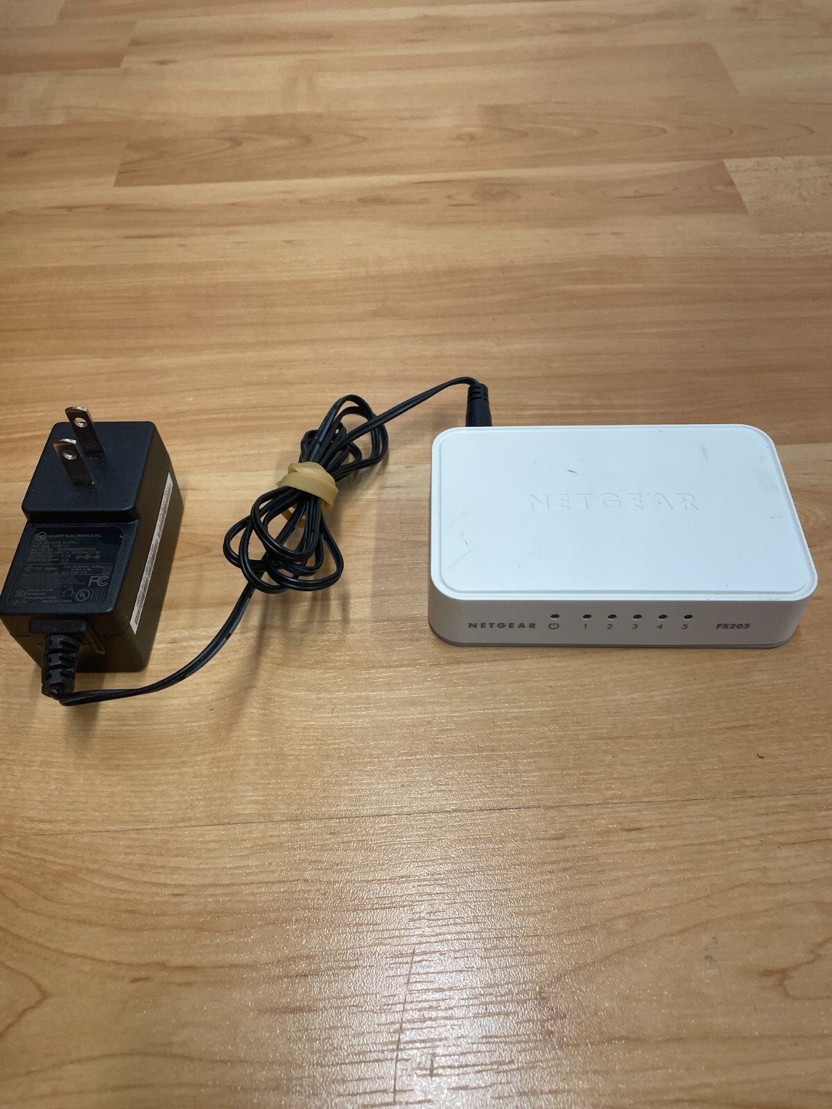 NETGEAR 5-Port Fast Ethernet 10/100 Mbps FS205 w/ Power Supply