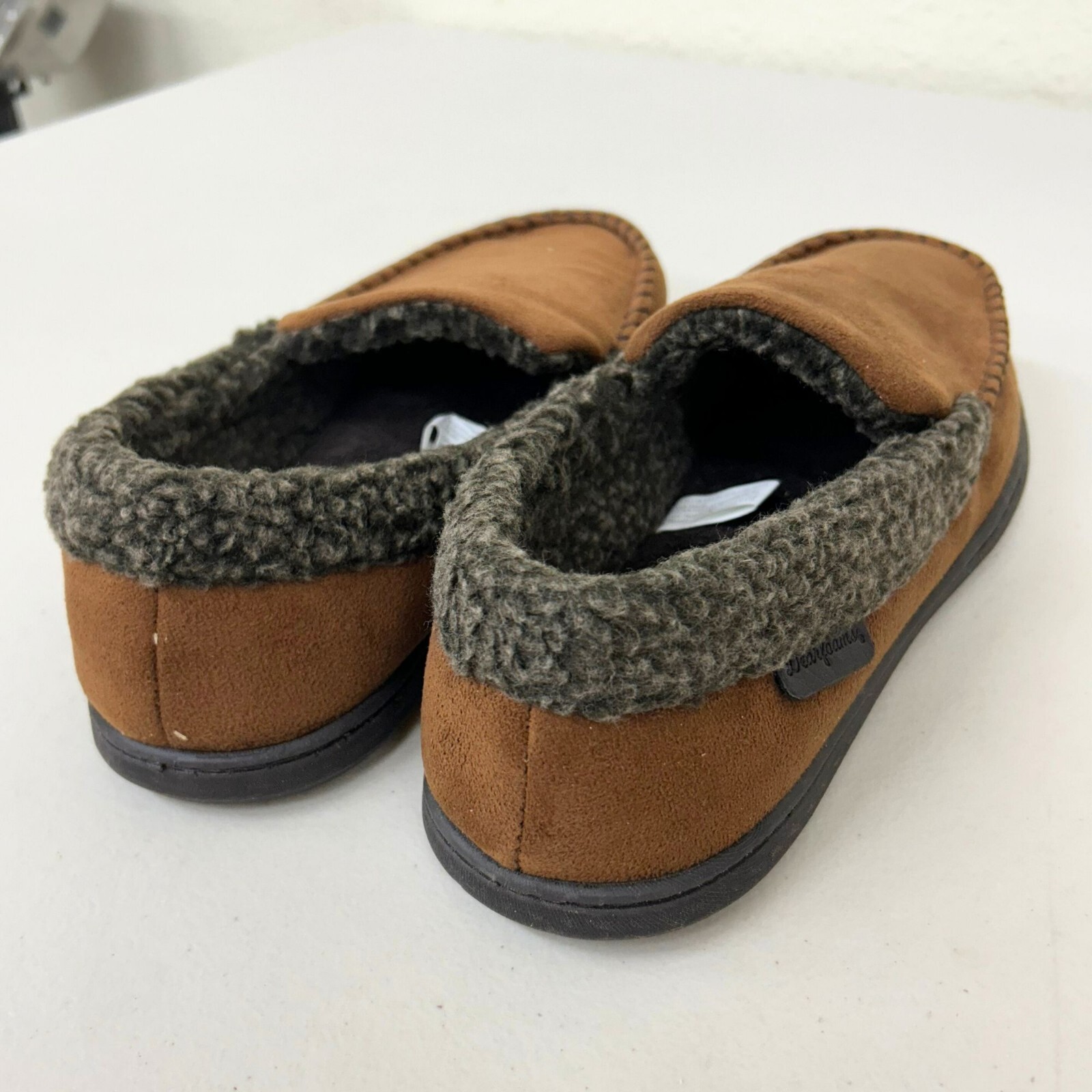 Dearfoams Men's Eli Microfiber Suede Moccasin Slipper Chestnut 9-10M New W/O Box
