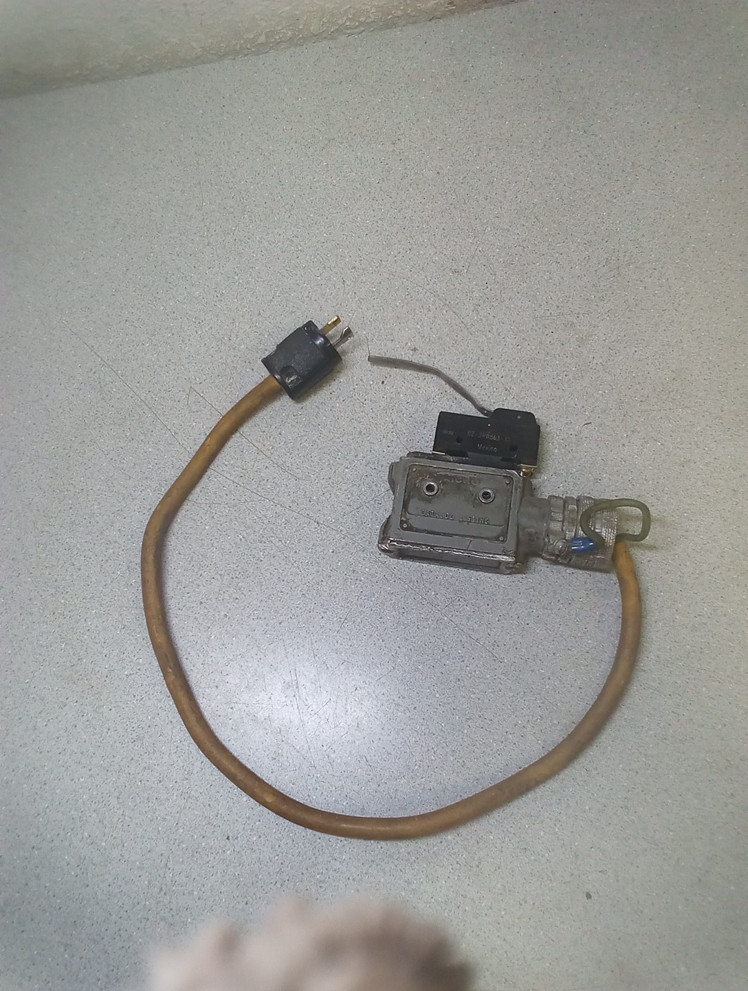 Honeywell Microswitch (BZ-2RW863-A2) w/ Housing And Hubbell Cord