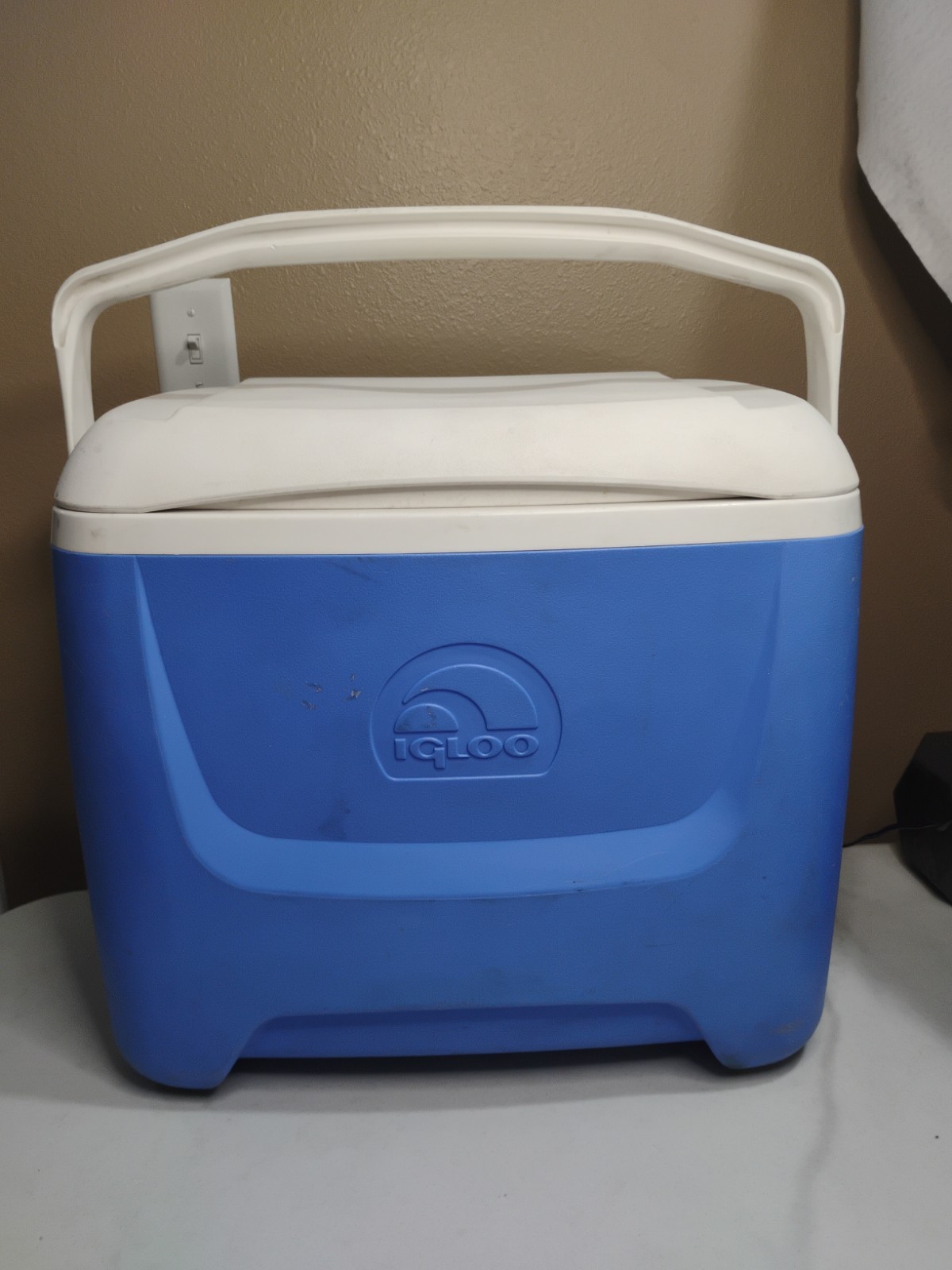 Igloo 28 Quart Contour Cooler Swing-up handle 3 grab points molded side Handles