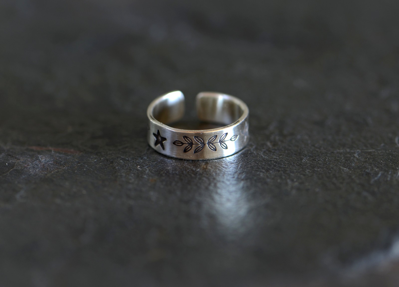 Sterling silver toe ring - midi ring or pinky ring with leaves