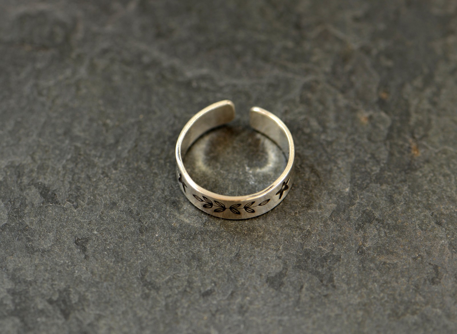 Sterling silver toe ring - midi ring or pinky ring with leaves