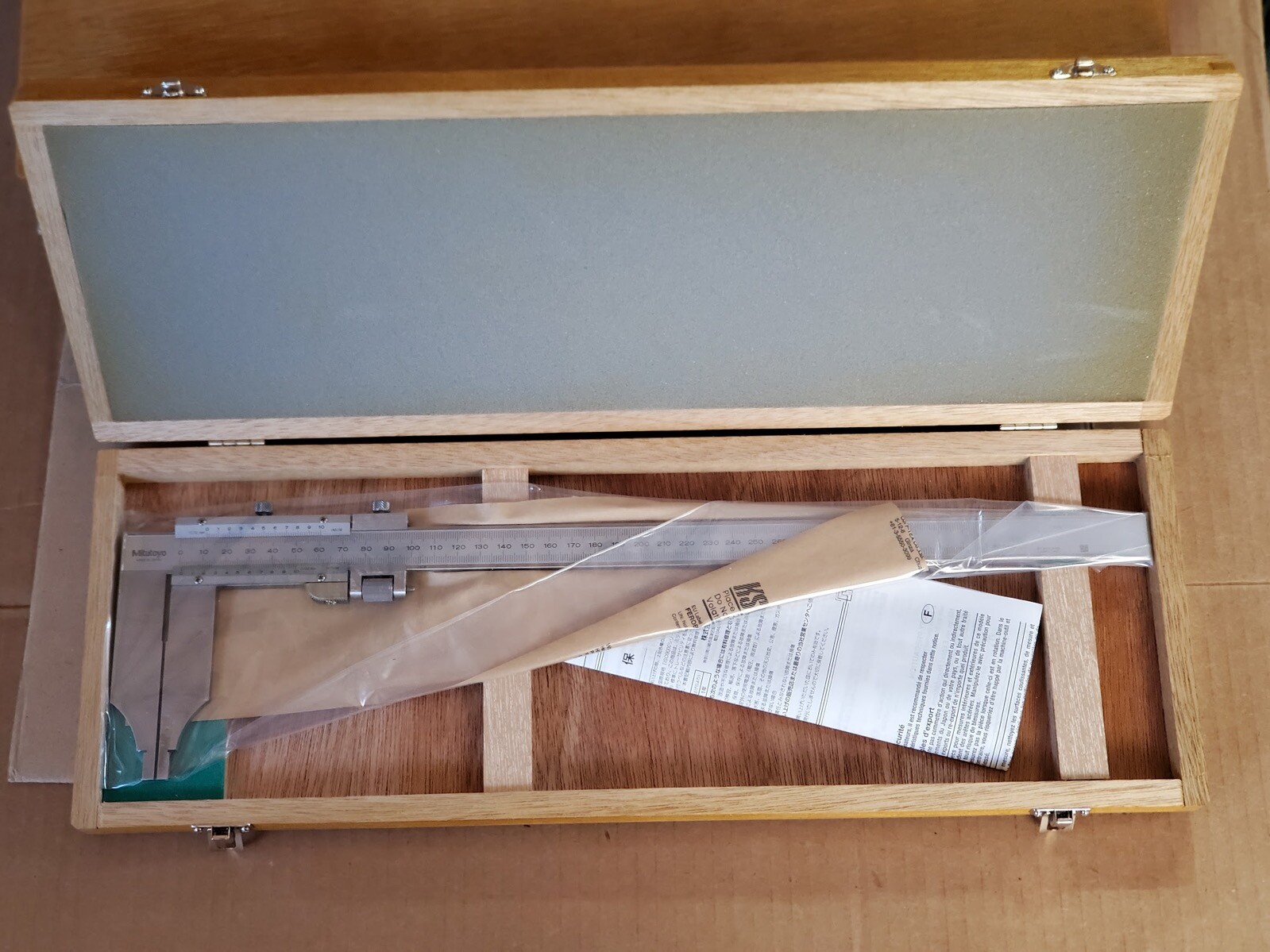 New Mitutoyo Stainless Vernier Outside Caliper 0-300mm / 0.02mm Long Nib Jaws