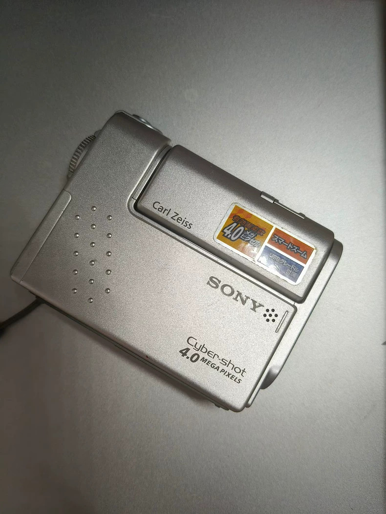 Sony Cyber-Shot DSC-F77 4.0MP Compact Digital Camera - Silver English