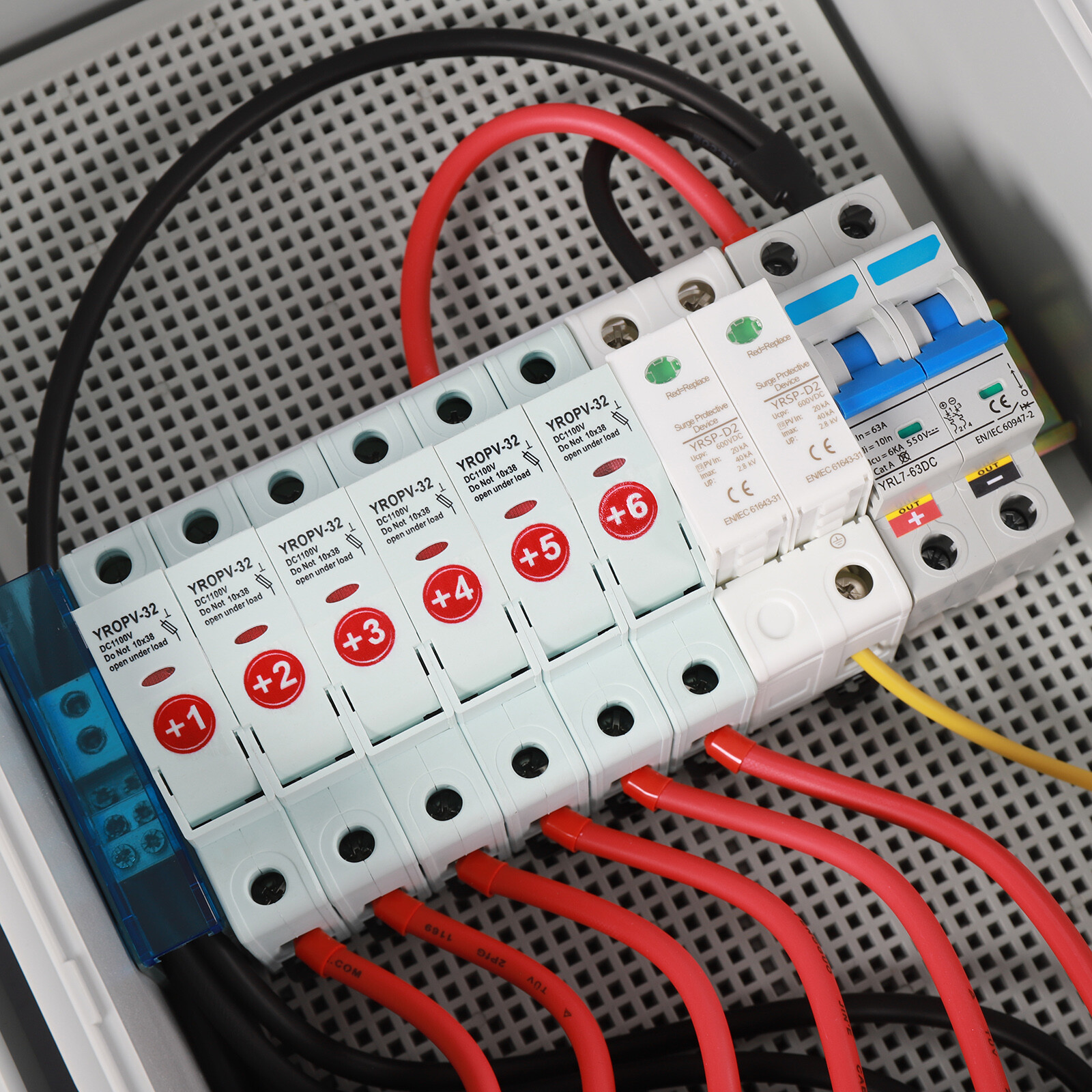 6-String Solar PV Combiner Box New 15A Circuit Breaker For Solar Panel System