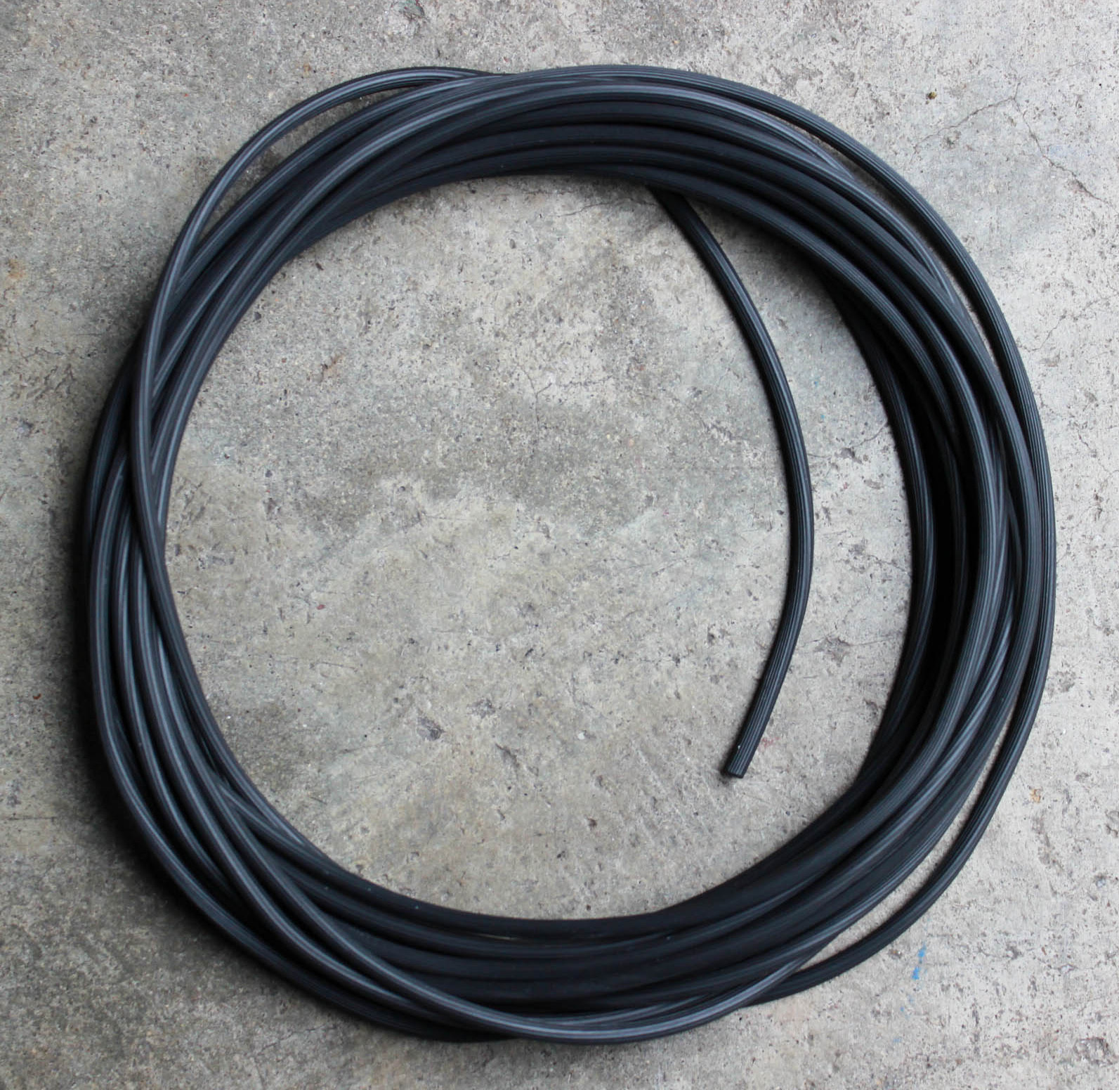350 feet - Foam Serrated Screen Spline - Black