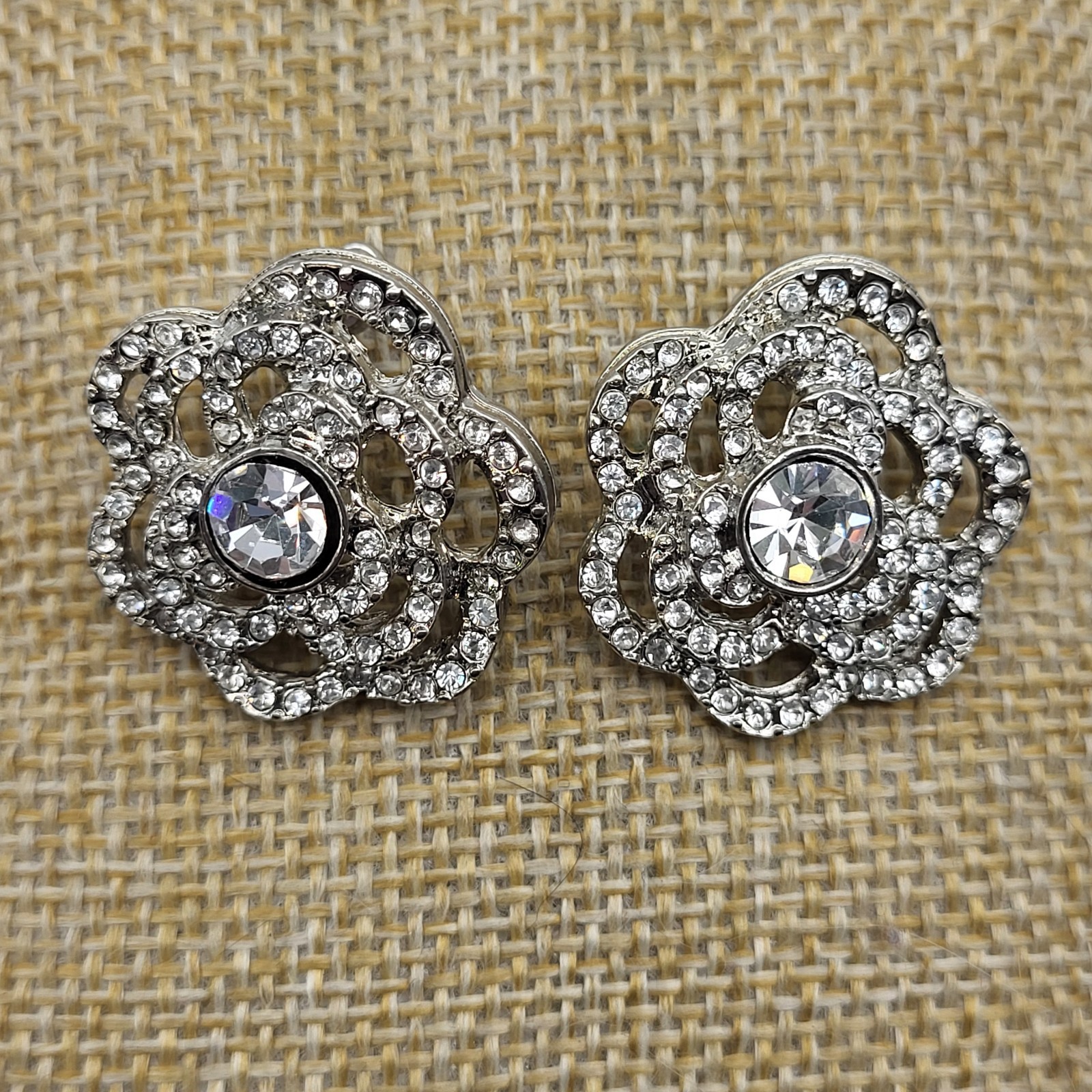 Lovely rhinestone flower stud pierced earrings elegant bridal clear stones
