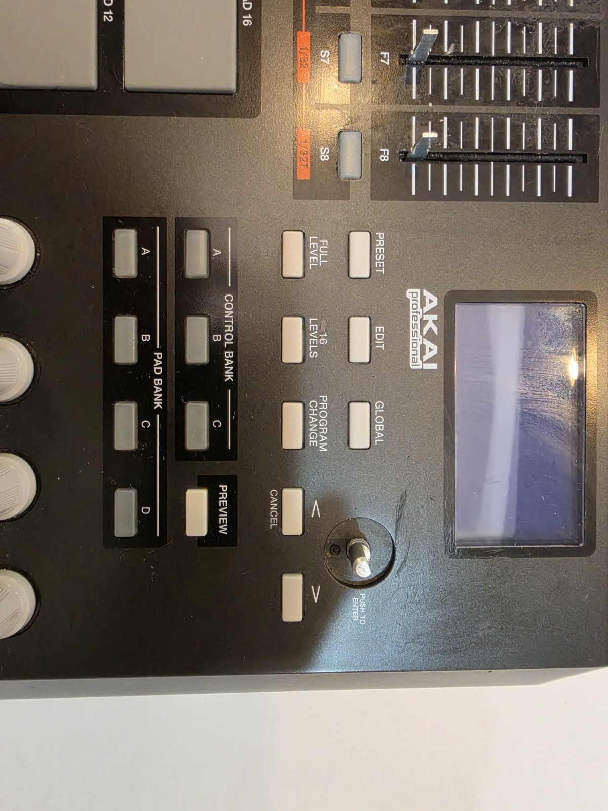 Akai Professional MPD32 USB/MIDI Pad Controller