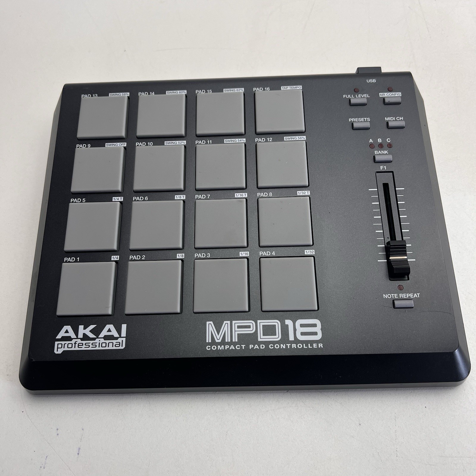 AKAI Professional MPD18 Compact USB MIDI Pad Controller With cable 16 Pads