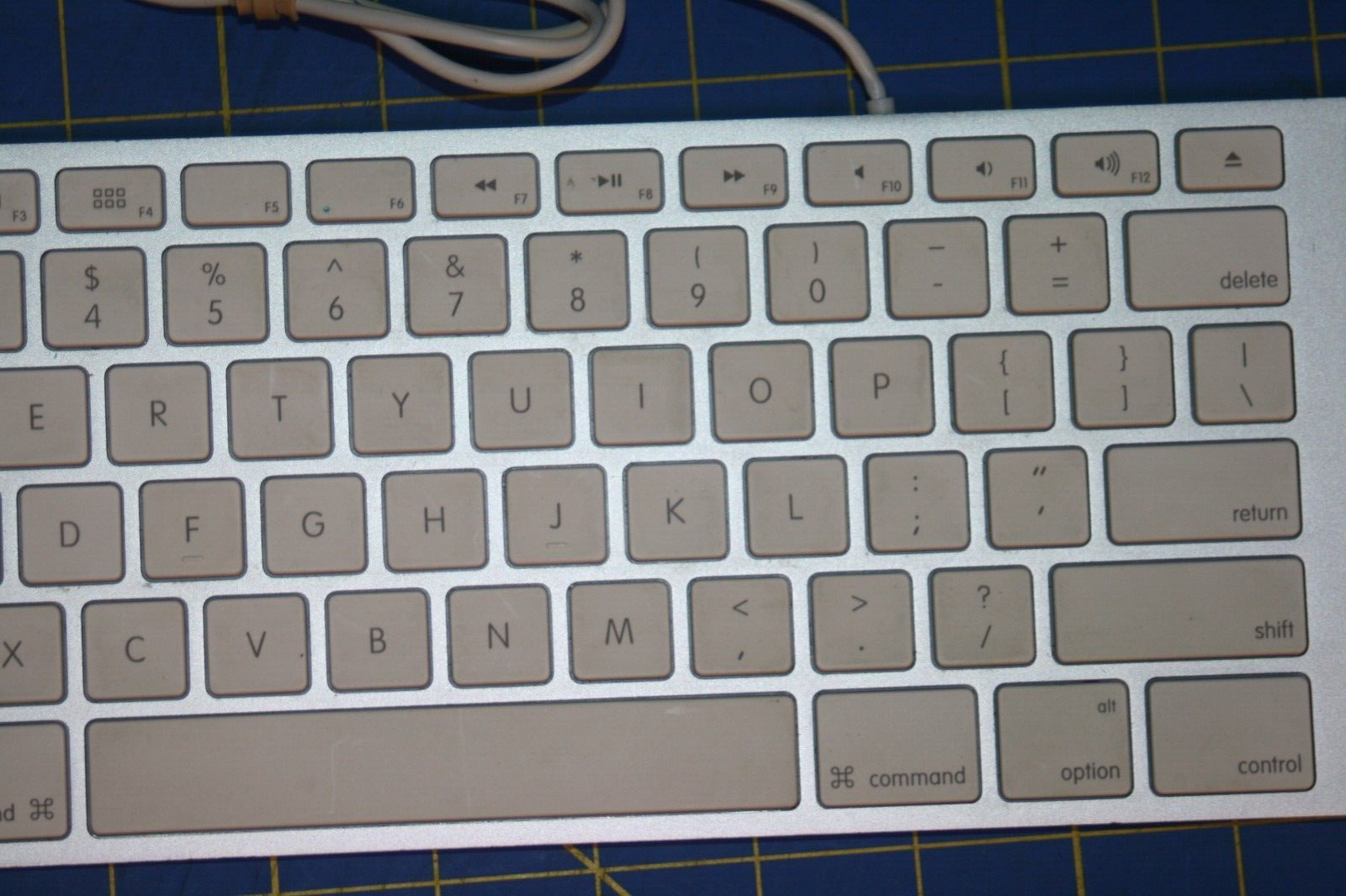 Apple A1243 USB Wired Keyboard White Silver MB110LL Numeric 10 Keypad Tested VGC