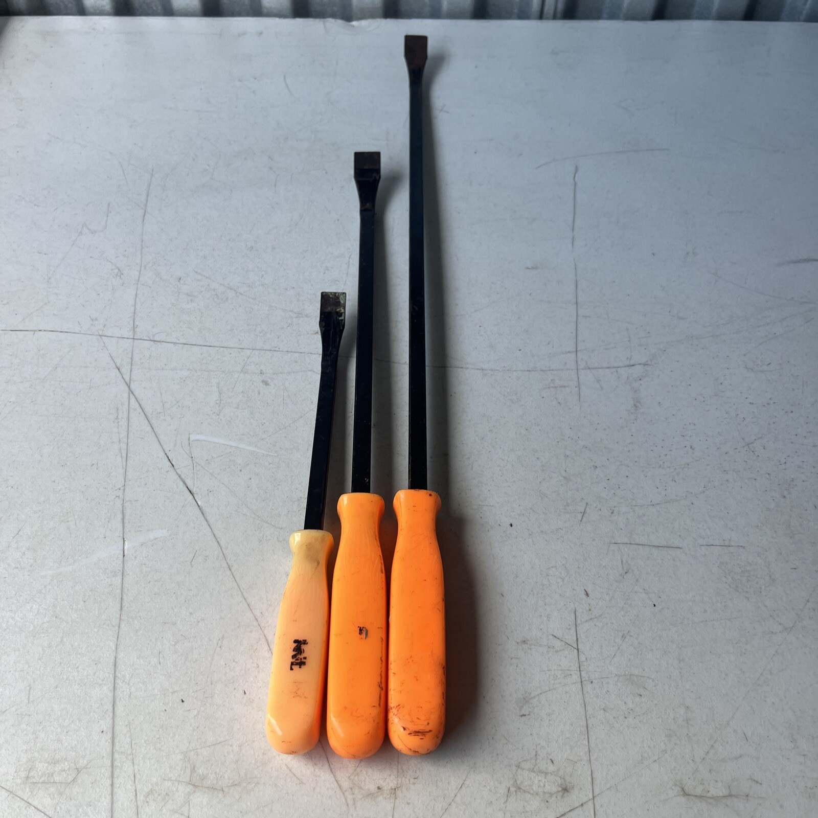 LOT OF 3 (UNBRANDED) CROWBAR w/ HANDLES (11, 17, 23”) (tb4.4)