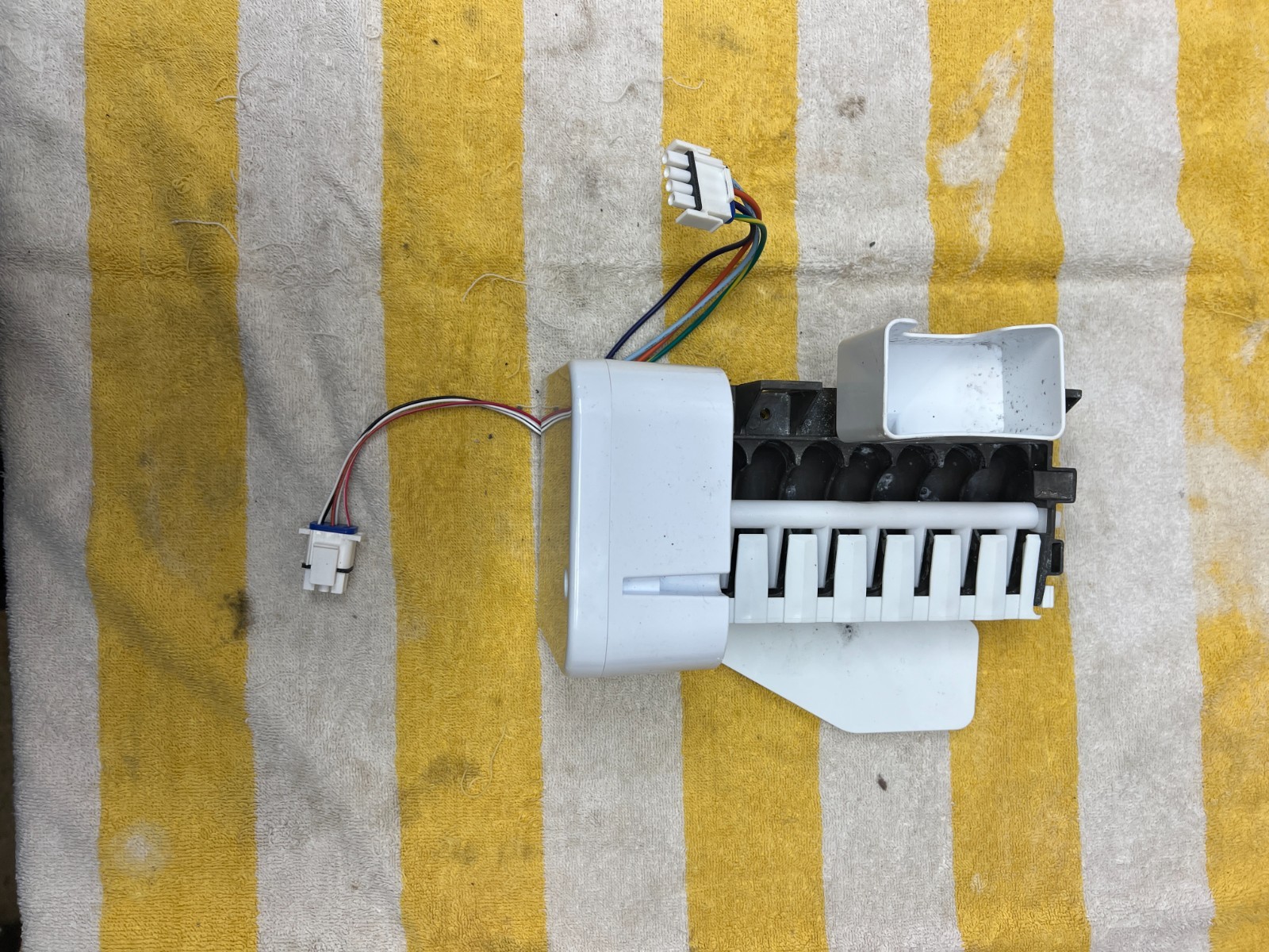 Manufacturer Part Ge WR30X28682 Refrigerator Ice Maker Assembly OEM