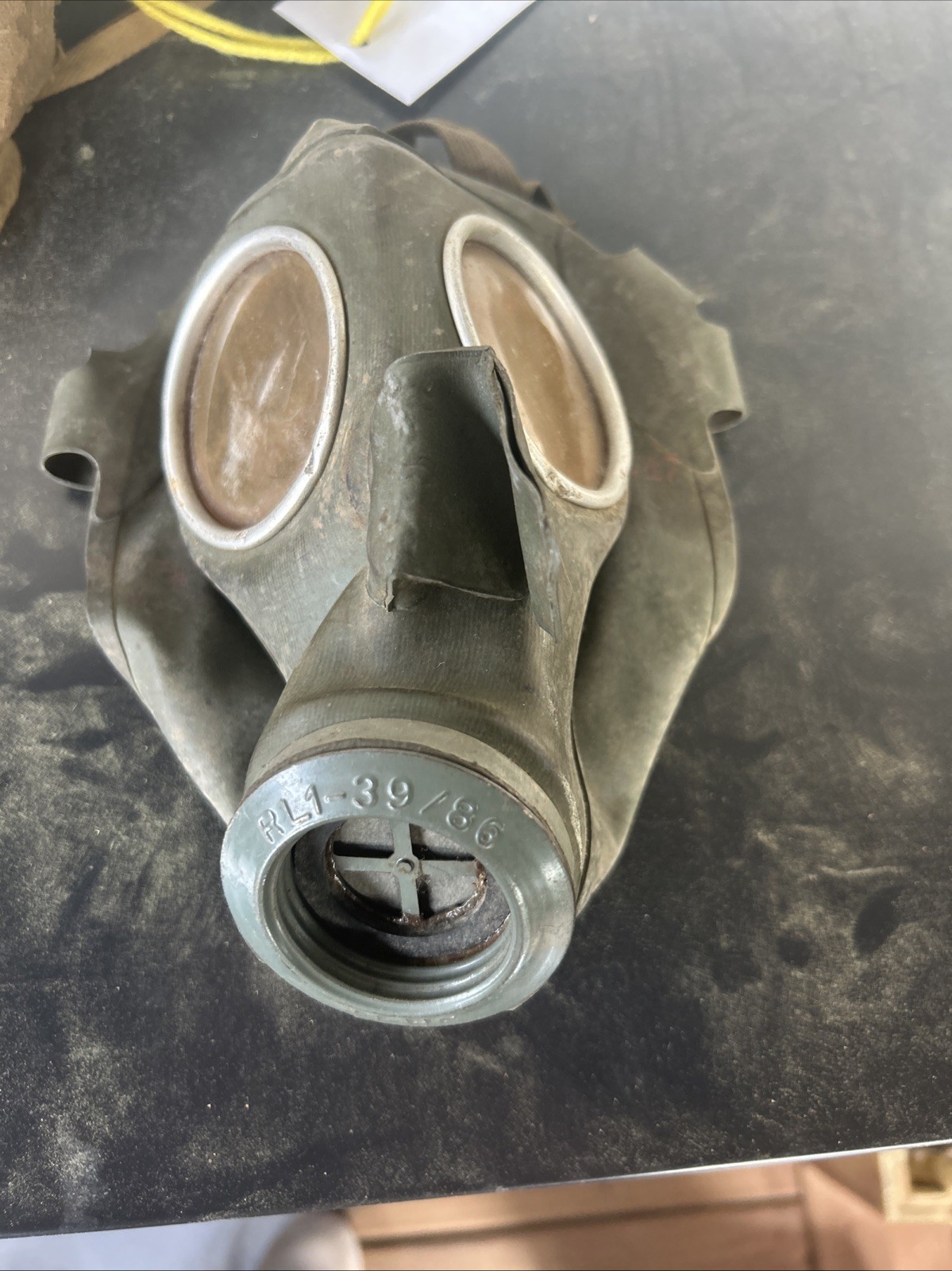 WWII German Civilian Gas Mask RL1-39/86 Original Luftschutz