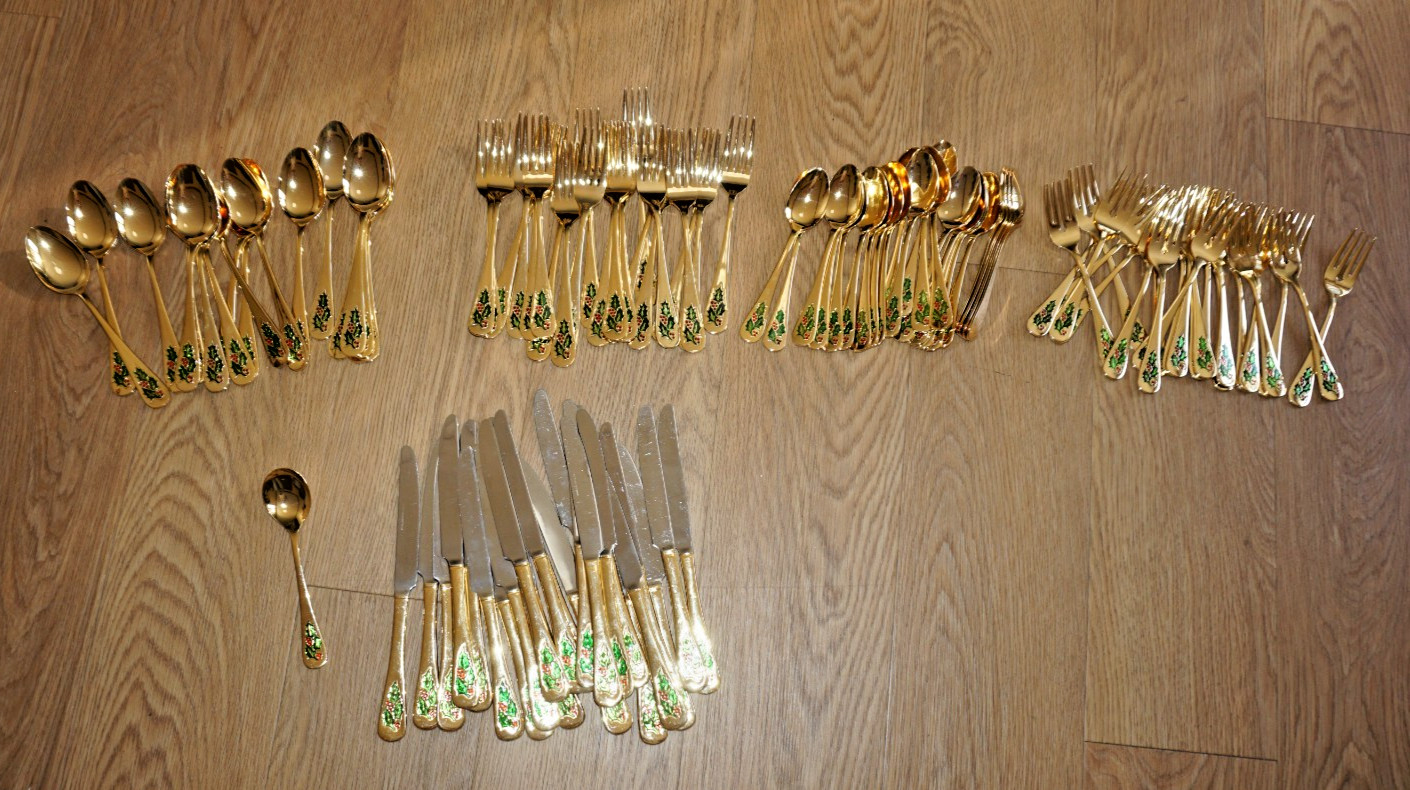 VINTAGE STAINLESS STEEL HOLLYBERRY GOLD SILVERWARE SET OF 111PC.