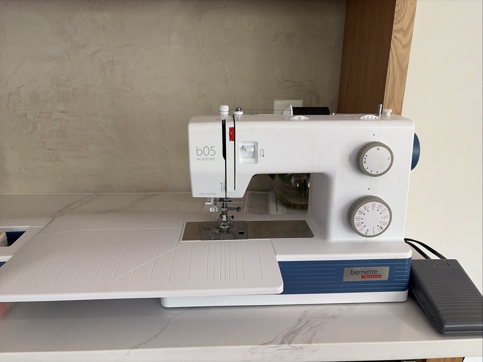 Bernette b05 Academy Mechanical Sewing Machine W/ Foot Pedal & Accessories