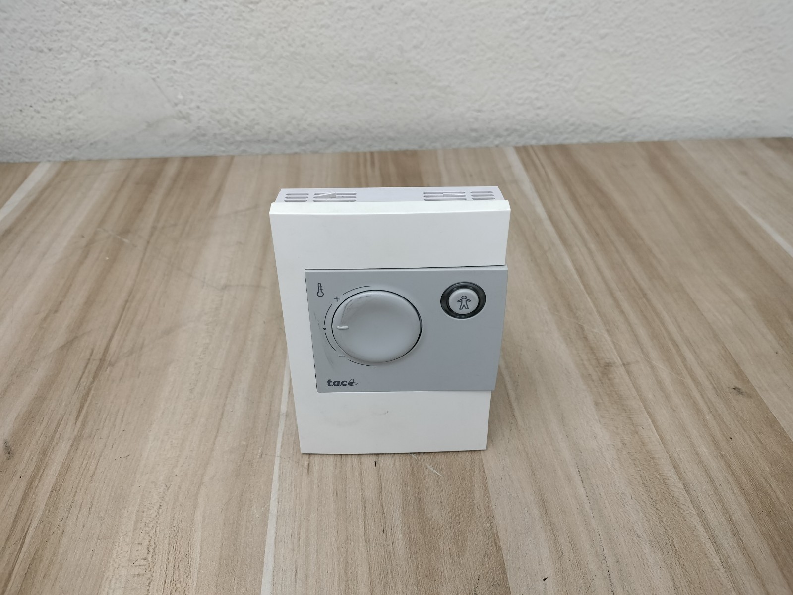 TAC XENTA STR202 STR-202 SENSOR TEMPERATURE ROOM 0-046-0320-0 0824363613