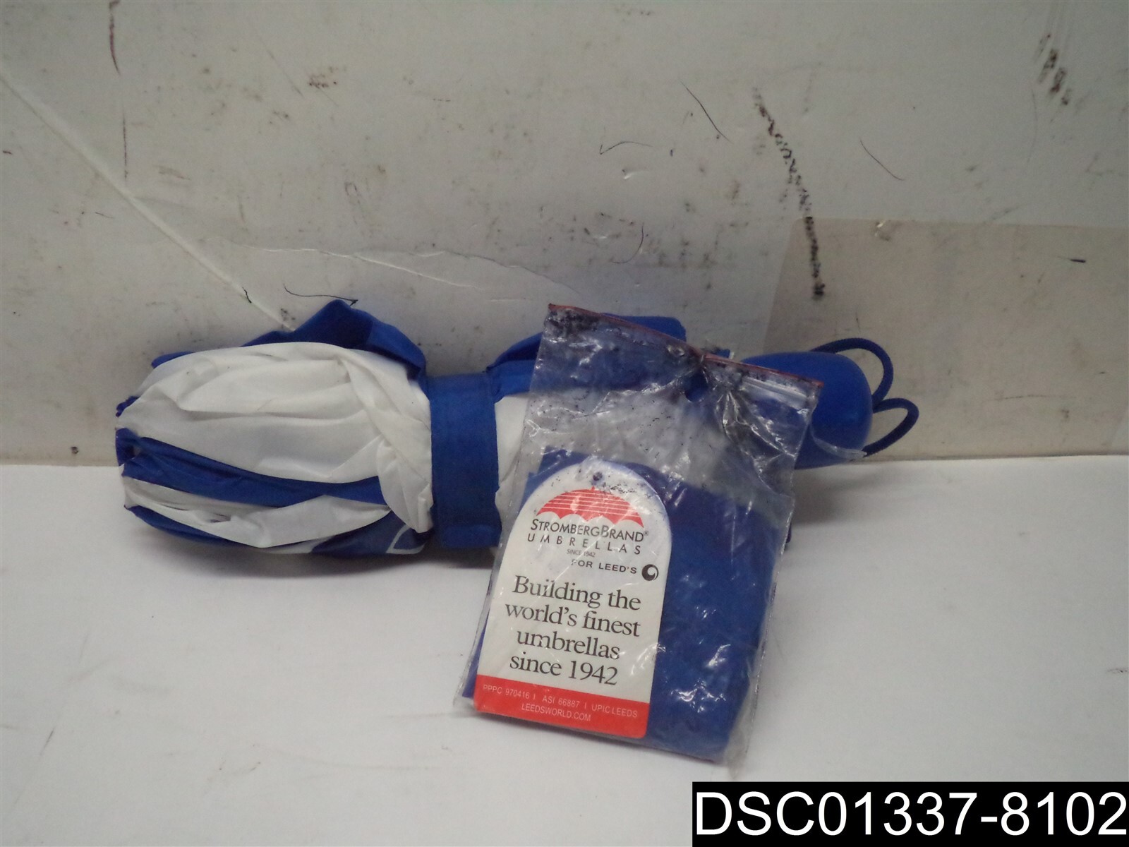 Stromberg Brand The Vented Mid-Size Golf Umbrella Royal Blue/White